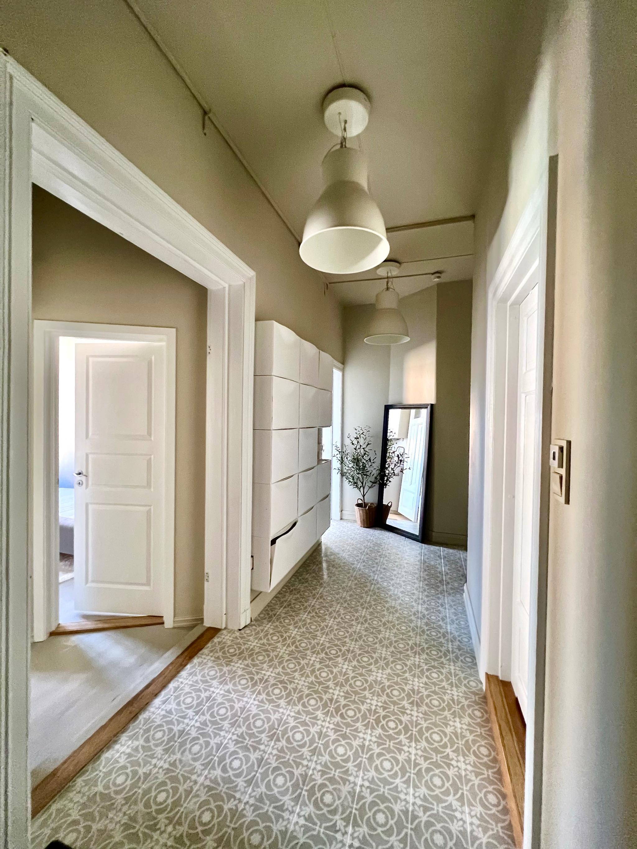 Luftig inngangsparti med mye oppbevaring.